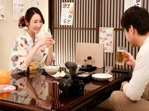 Sang induk semang baru saja bercerai dan dia memfilmkan nomor tersebut