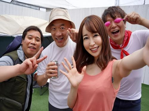 Bersembunyi dari suaminya untuk pergi berkemah bersama bosnya dan endingnya