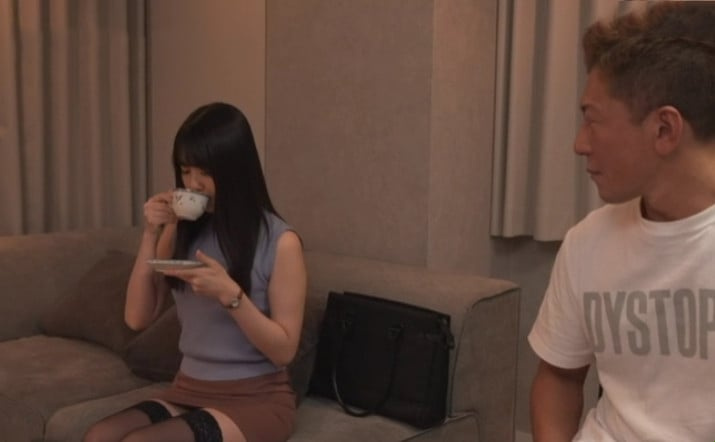 Memperkosa bos wanitanya ketika dia datang ke rumahnya untuk menanyakan tentang dia