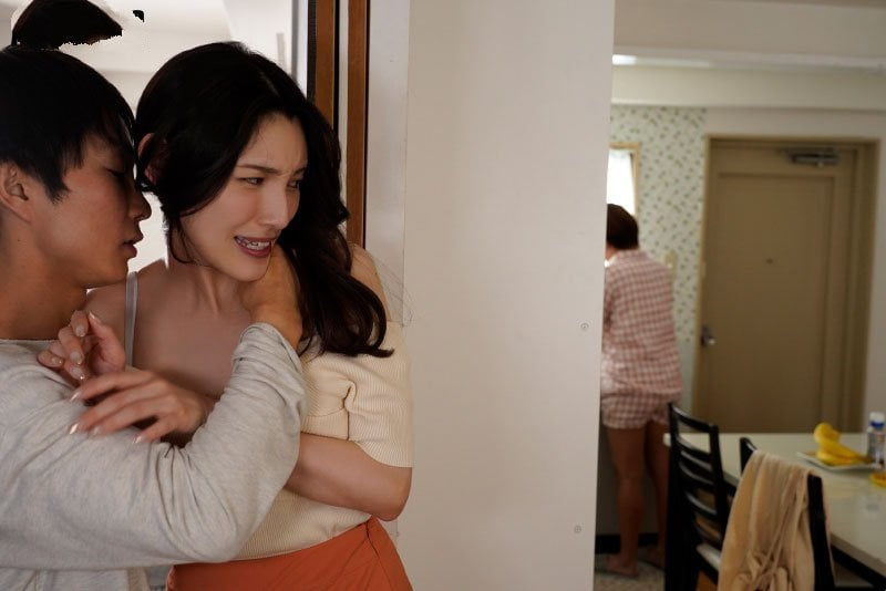 Pemuda itu menyelinap bersama ibu pacarnya sepanjang malam