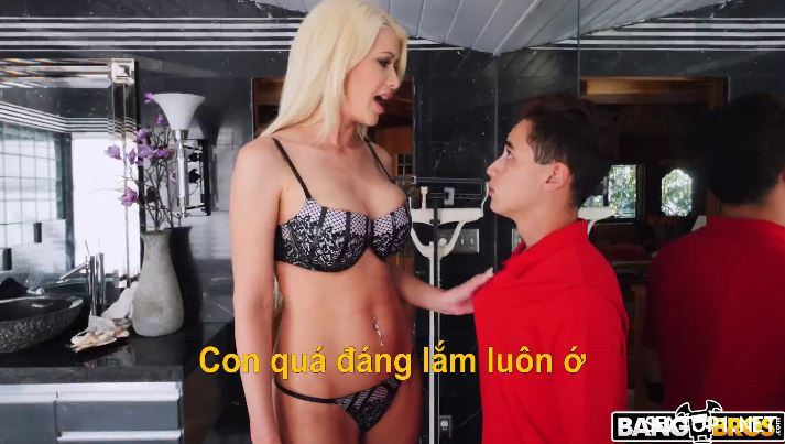 Menghukum anak yang mengintip Vietsub mandi ibu tirinya