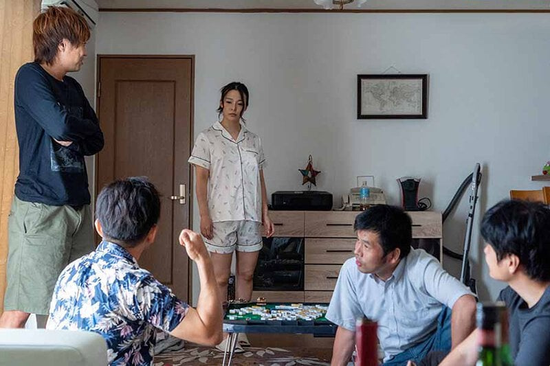 Dia kehilangan uang jadi dia menjual pacarnya untuk mendapatkan uang agar bisa terus bermain