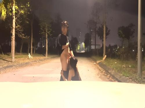 Mengubah keadaan di taman dengan seorang gadis pelajar....