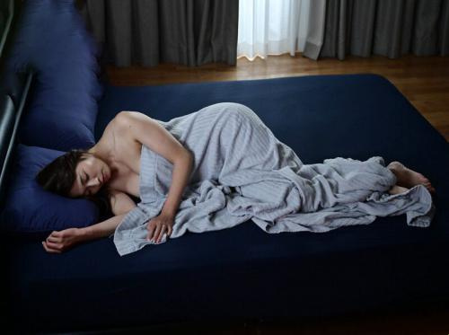 Ayah sering melakukan perjalanan bisnis dan anak laki-lakinya tinggal di rumah untuk membantu ibu bahagia