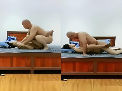 Lelaki pertama menggoda gadis itu dan ingin ambruk di tempat tidur