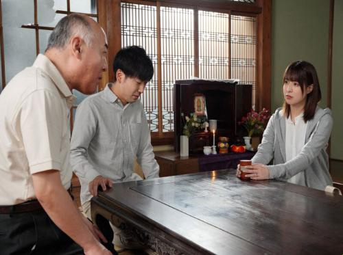 Gadis cantik itu membalas budi kepada lelaki tua gila itu