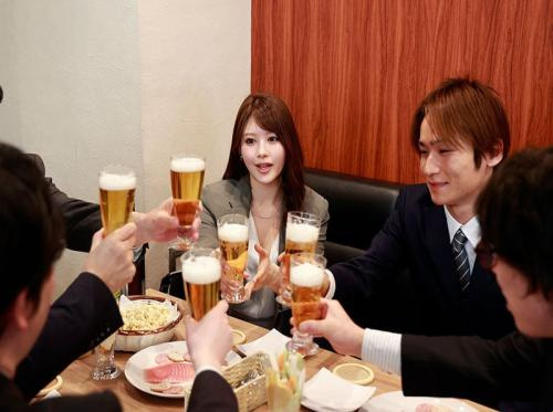 Pemuda mabuk itu dibawa ke hotel oleh karyawannya