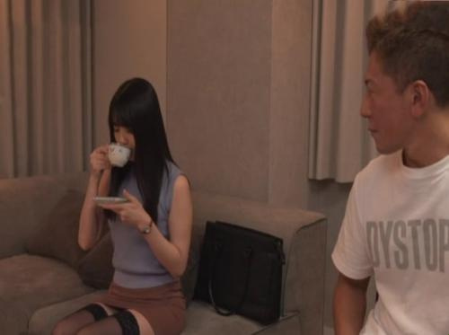 Memperkosa bos wanitanya ketika dia datang ke rumahnya untuk menanyakan tentang dia