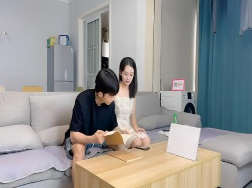 Membaca buku juga tidak nyaman bagi adik ipar saya