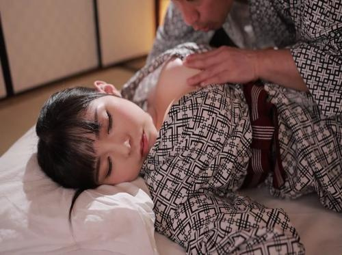 Membuat karyawan itu mabuk dan menidurinya di pesta akhir tahun