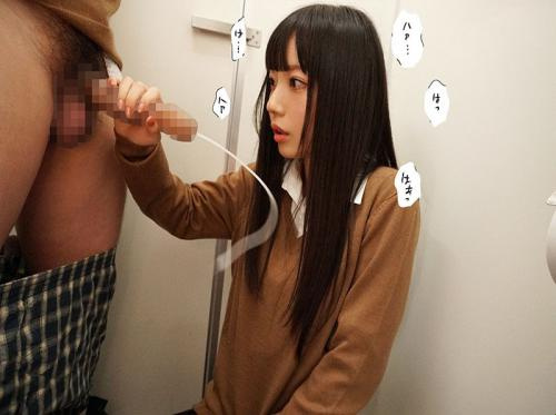 Pasangan remaja diam-diam bercinta satu sama lain di perpustakaan