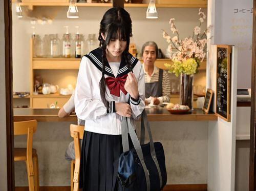 Pekerjaan sehari-hari seorang siswi muda