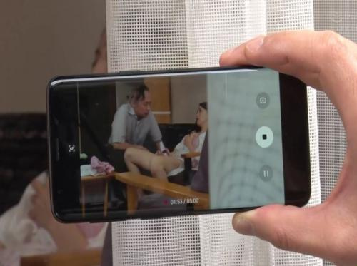 Ayah mertua dan menantu perempuan diam-diam ditemukan oleh pemimpin lingkungan